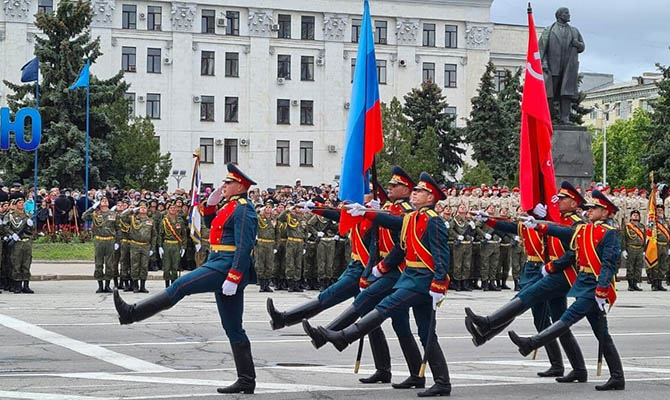 В Донецке и Луганске провели военные парады в честь Дня победы