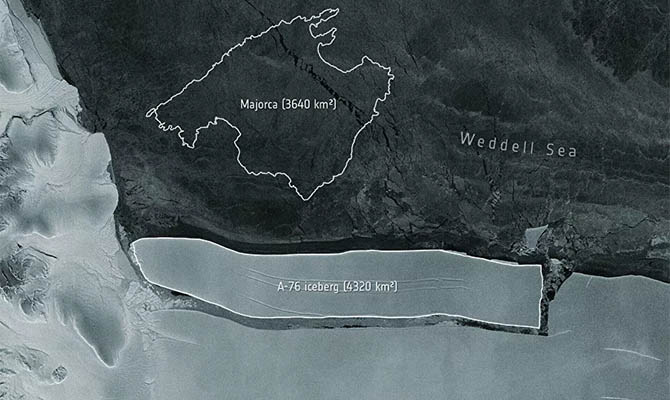 От Антарктиды откололся самый большой в мире айсберг