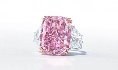 Пурпурно-розовый бриллиант «Сакура» продали на торгах Christie's за $29 млн