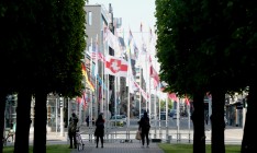 Страны Балтии меняют официальные флаги Беларуси на оппозиционные