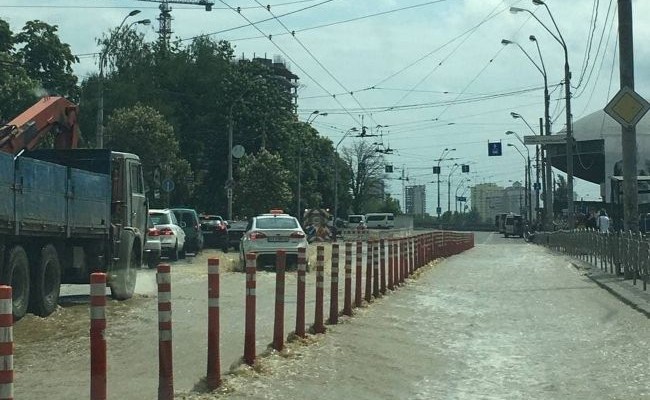 В Киеве возле Ocean Plaza прорвало трубу, дорогу затопило