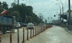 В Киеве возле Ocean Plaza прорвало трубу, дорогу затопило