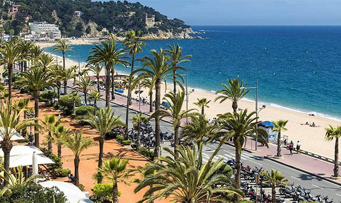 Испания начала пускать вакцинированных от COVID-19 туристов