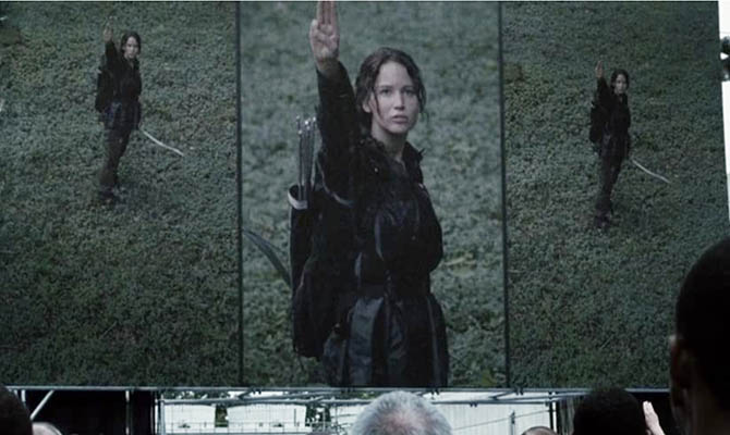 Жест из «Голодных игр» стал символом противников вакцинации