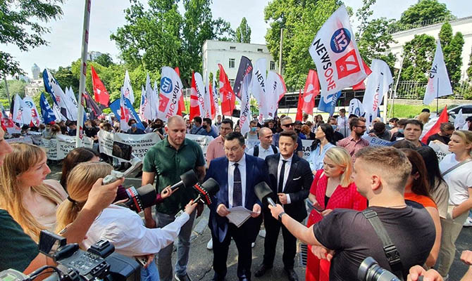 Журналисты «112 Украина», NewsOne и Zik пришли к представительству ООН в Украине