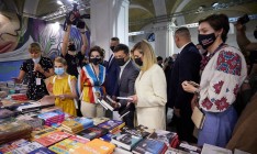 Зеленский с супругой посетил «Книжный арсенал» в Киеве и подписал открытку