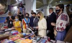 Зеленский с супругой посетил «Книжный арсенал» в Киеве и подписал открытку