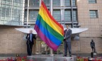 На американском посольстве в Москве вывесили радужный флаг
