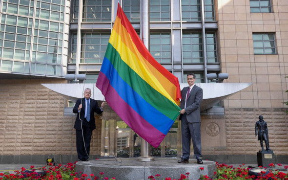 На американском посольстве в Москве вывесили радужный флаг