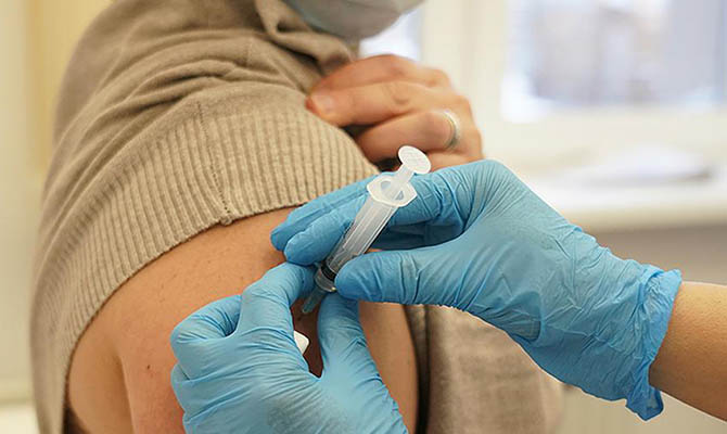 В Украине за сутки от коронавируса вакцинировали почти 100 тысяч человек