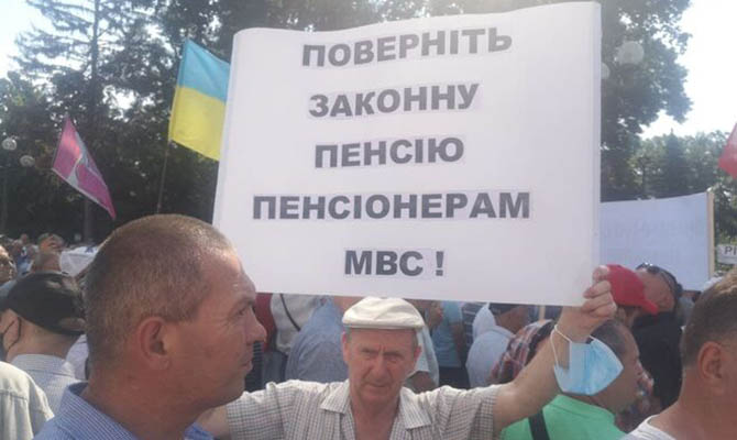 Кабмин нашел 5,3 млрд гривен на повышение пенсий военным и полицейским
