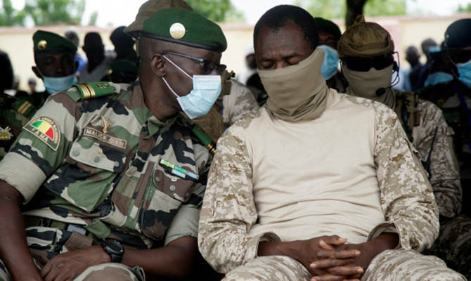 Президента Мали попытались зарезать в мечети