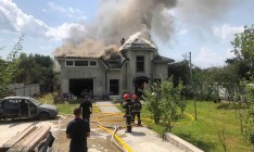 В упавшем на частный дом самолете погибли пилот-украинец и трое иностранцев