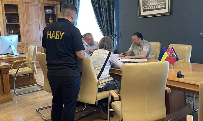 Главу Харьковского облсовета, подозреваемого в получении взятки, исключили из фракции «Слуга народа»