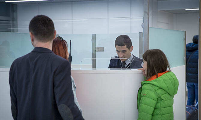 В РФ у всех трудовых мигрантов будут брать отпечатки пальцев