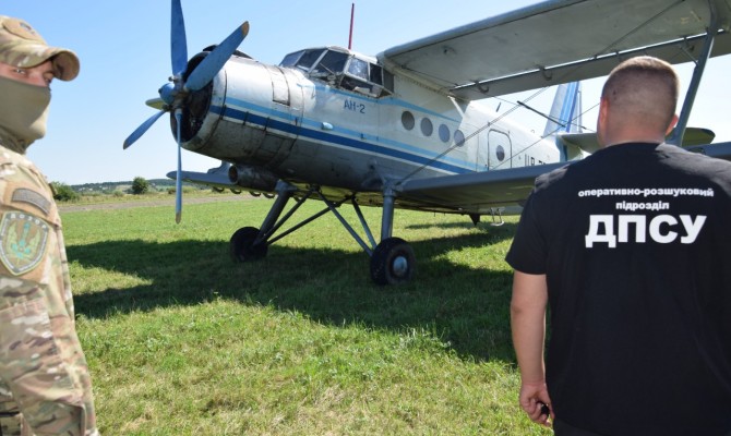 На Прикарпатье задержали самолет, перевозивший контрабанду