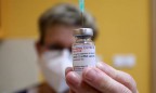 Минздрав еще только ведет переговоры о регистрации вакцины, которой уже прививают украинцев