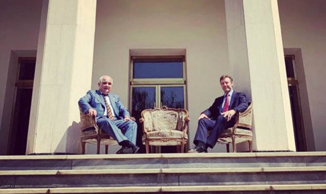 Иран возмутился из-за фото послов России и Британии в Тегеране