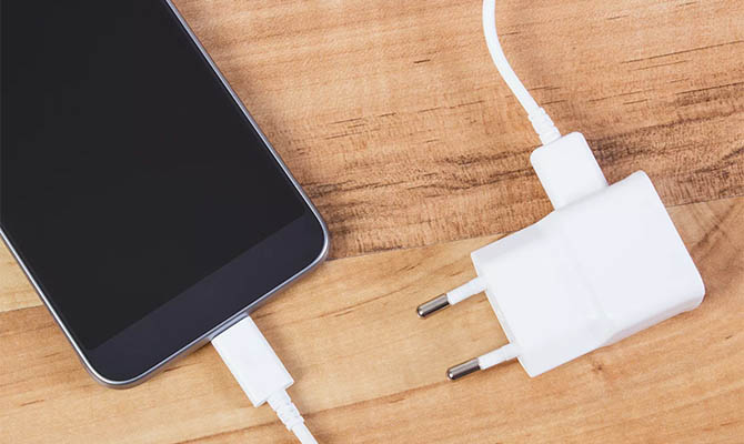 В ЕС уже осенью могут ввести единый стандарт зарядки смартфонов