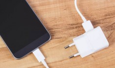 В ЕС уже осенью могут ввести единый стандарт зарядки смартфонов