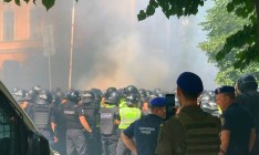 Несколько полицейских и нацгвардейцев травмированы в столкновениях с протестующими в центре Киева