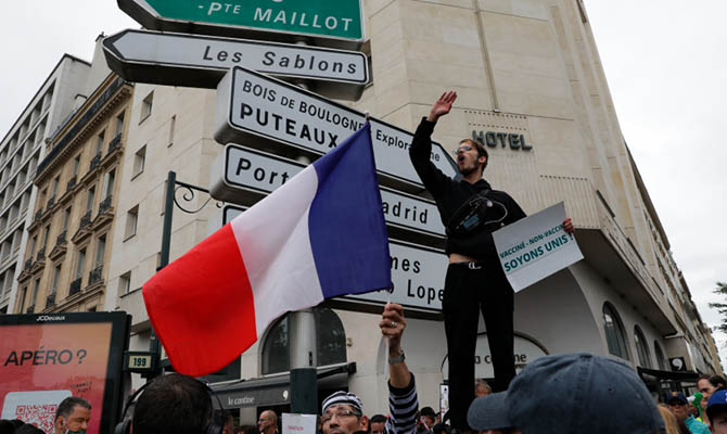 Треть французов выступает против санитарных пропусков и поддерживает протесты