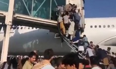 В аэропорту Кабула люди отчаянно штурмуют последние самолеты