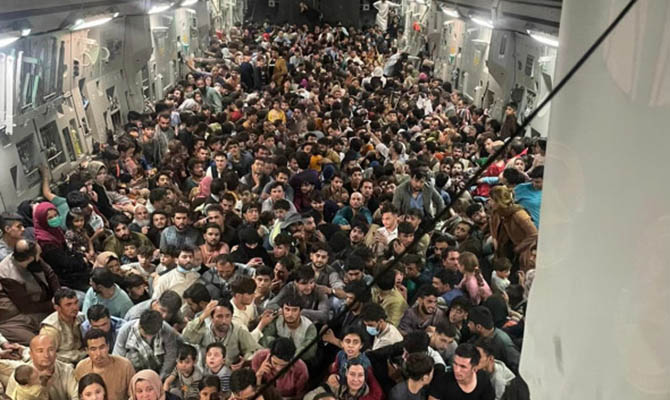 Военно-транспортный самолет США за один рейс вывез из Кабула около 640 беженцев