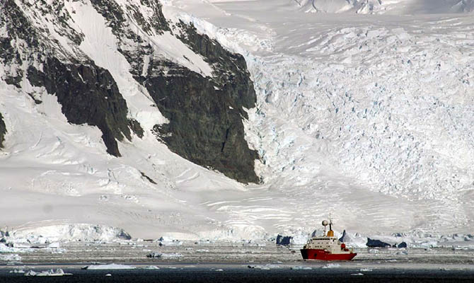 Великобритания передала Украине 30-летний исследовательский ледокол