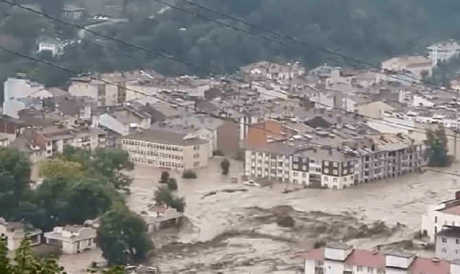 Число жертв наводнений на севере Турции превысило 80