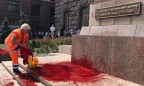 В Киеве вандал облил краской флагшток возле КГГА