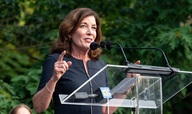 Кэти Хокул сменила Эндрю Куомо на посту губернатора штата Нью-Йорк после скандала с домогательствами