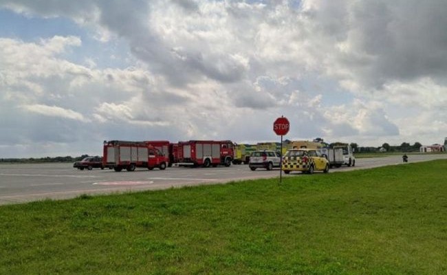 Во Львове самолет совершил аварийную посадку