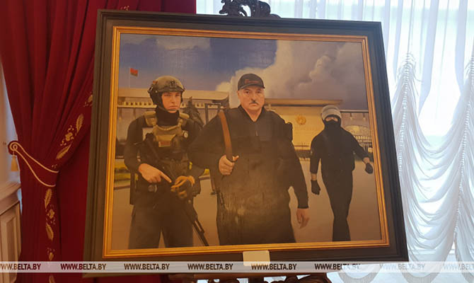 Картину с изображением Лукашенко с автоматом вывесили во Дворце независимости в Минске
