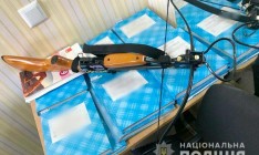 В Полтаве девушка обстреляла из арбалета двух учителей на территории школы