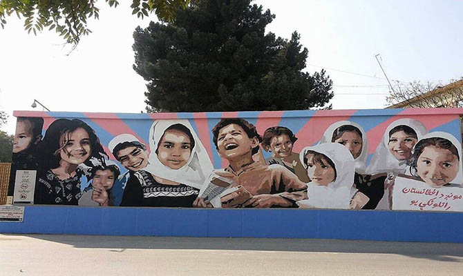 Талибы начали закрашивать связанные с Западом граффити, не пожалели даже Флойда