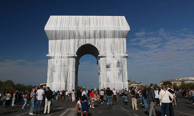 Триумфальную арку в Париже обернули в серебряную материю