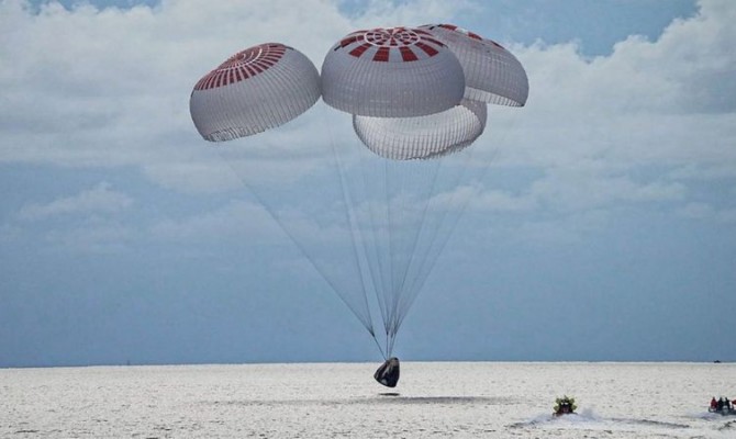 Корабль SpaceX с непрофессиональным экипажем успешно приводнился в Атлантике