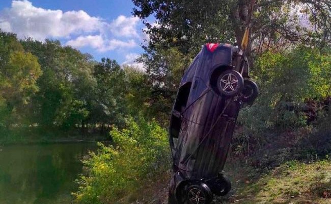 В Полтавской области автомобиль слетел в реку, есть погибшие