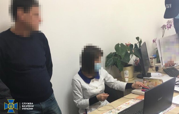 На Прикарпатье врач за 2500 гривен подделывала данные о вакцинации от COVID-19