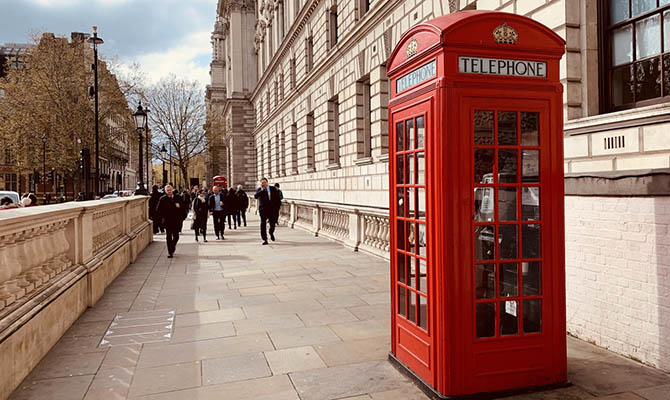 Британские власти сохранят уличные телефоны в красных будках