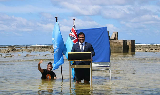 Министр «тонущего» государства попросил помощи, стоя по колено в воде