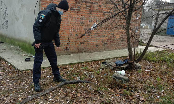 В Сумской области на улице обнаружили трехметрового питона