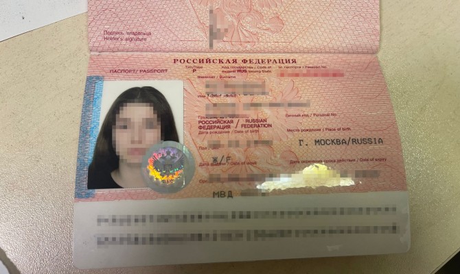 Пограничники оштрафовали и не пустили в страну 22-летнюю блогершу из РФ