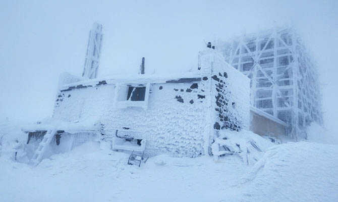 В Карпатах второй день ищут двух потерявшихся людей на снегоходах