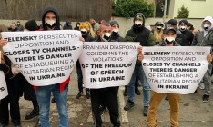 Под посольством Украины в Праге прошел митинг украинской диаспоры в поддержку незаконно закрытых Зеленским телеканалов