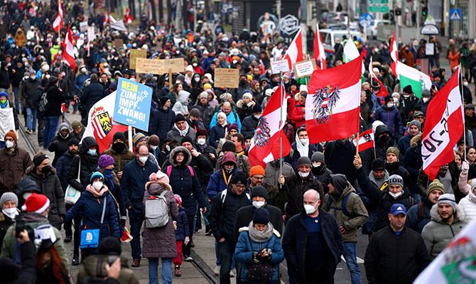 Десятки тысяч человек протестуют в Вене против обязательной вакцинации от ковида