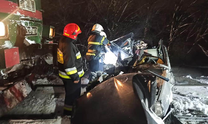 На Прикарпатье на переезде поезд столкнулся с автомобилем, двое погибших