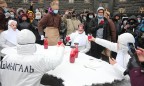 Участники акции протеста под Кабмином изобразили, как МВФ «пьет кровь» украинского народа
