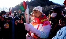 Джеки Чан пронес олимпийский огонь по Великой Китайской стене